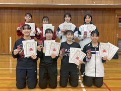 優勝の武下亜実（前列左）・石田朱里（前列左から２人目）組ら女子複の上位入賞者