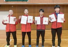 優勝の小川颯莱（左から２人目）ら男子単の上位入賞者