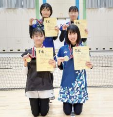 女子の上位入賞者。（前列左から）吉田、斉藤、（後列左から）森谷、矢島