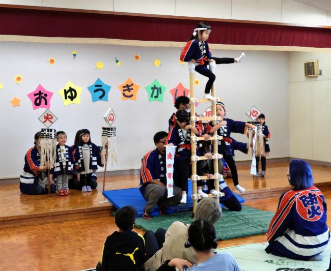 園児が立派に「はしご乗り」　上浦幌ひまわり保育園で遊戯会