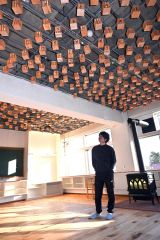 ３０日から開放するカフェスペース。天井には２５０個の木製ランタンが設置されている