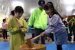 家族でよいしょ！　大空学園で１００人餅つき