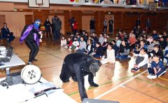 刺激せずに冷静に　陸別小でクマ出没想定した避難訓練