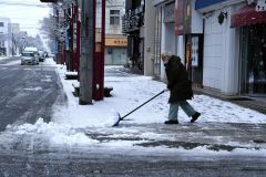 帯広市中心部で歩道の雪かきをする男性（２８日午前７時５０分ごろ、帯広市西１南１０で）