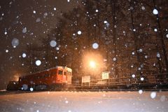 旧幸福駅の列車に降り積もる雪（２８日午前２時ごろ、須貝拓也撮影）