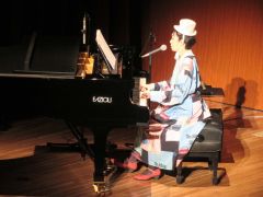 ピアノを弾きながら活弁をする山崎さん