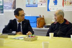 来場者の話に耳を傾ける井上町長（左）＝２２日、上浦幌公民館