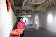紙を折り込んだ立体造形アートの展示と加藤さん