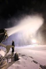 人工降雪機を稼働させ、今季のオープンを目指すぬかびら源泉郷スキー場（１１月３０日、金野和彦撮影）