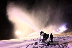 人工降雪機を稼働させ、今季のオープンを目指すぬかびら源泉郷スキー場（３０日、金野和彦撮影）