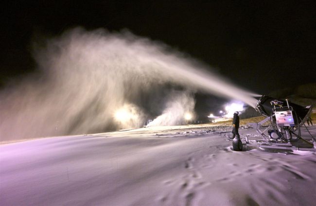夜空に舞う人工雪　ぬかびらスキー場、準備着々