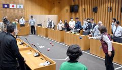 議場で「ボッチャ」　町議と町民が交流　芽室