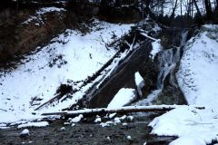 幻想的な冬の風景に心洗われる天狗の滝
