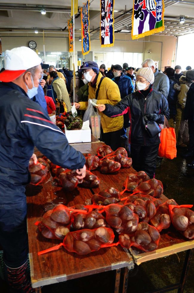 浜値の海産物求めにぎわう　大津港で４年ぶり大漁まつり　豊頃