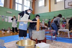 育てた米をぺったん　幕別途別小で恒例の餅つき