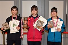 中学女子スプリントの上位入賞者。中央は優勝のハイゼンガ葉奈、左は２位の小原唯奈、右は３位の野々村凜音
