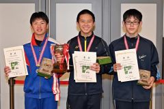 中学男子スプリントの上位入賞者。中央は優勝の川岸虎汰郎、左は２位の水口翔介、右は３位の松田皓太