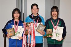 中学女子総合の上位入賞者。中央は優勝の成田陽愛、左は２位の山本彩瑛、右は３位の長岡和
