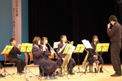 息の合った演奏を披露する共栄中学校吹奏楽部のメンバーら