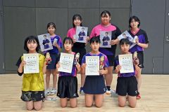 中学女子の上位入賞者。前列左から３人目が優勝の松野七星