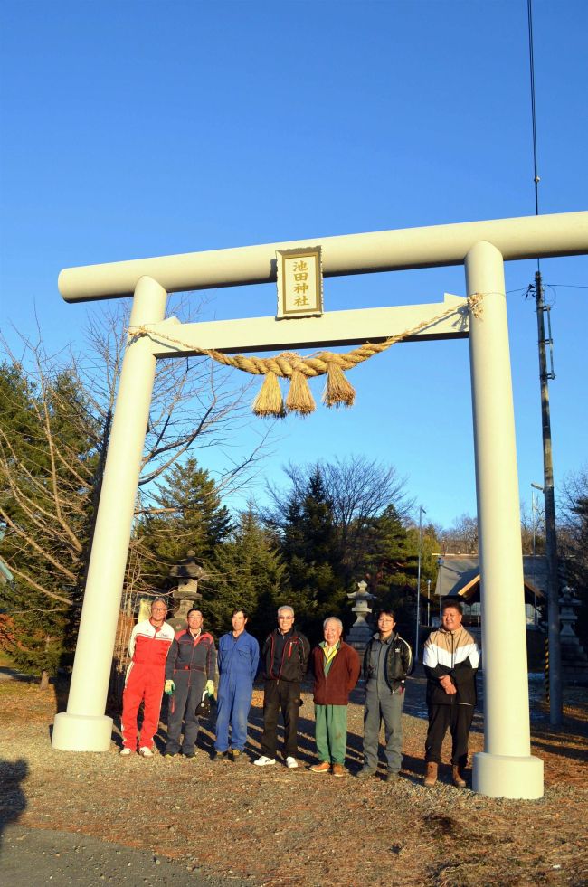 池田神社の鳥居に４年ぶり、しめ縄を新調
