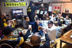 全国の虎党十勝に集結、帯広市内の居酒屋「串八」　元デイリー名物記者松下さんも参加