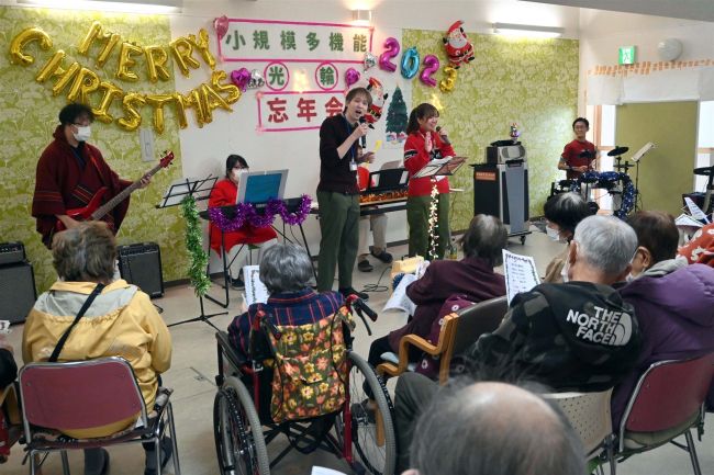帯広の高齢者施設「光輪」で４年ぶりクリスマス＆忘年会　利用者と家族で賑わう