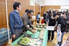 農業科の生鮮野菜を買い求める来場者