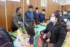 農業科の生鮮野菜を買い求める来場者