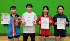 女子シングルスの上位入賞者。左から優勝の金田、準優勝の杉野、３位の加藤、下坂