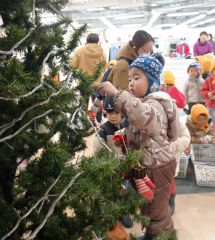 クリスマスツリー飾ったよ　エスタ帯広に幼稚園児～師走スケッチ