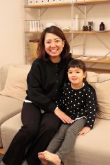 保育園留学で上士幌での暮らしを満喫した山崎さんと（左）と娘の響ちゃん