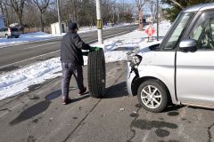 走行中タイヤ外れ、駐車車両に直撃　大樹、けが人なし