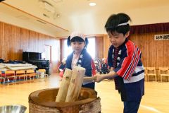 火の用心で「ぺったん、ぺったん」　広尾の保育園児が餅つき 5