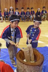 火の用心で「ぺったん、ぺったん」　広尾の保育園児が餅つき