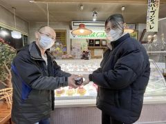 ルバーブジャムを提供したお菓子の正岡の正岡崇代表（左）と松本さん