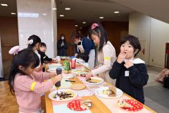 「理想のみらい」フェス　職業体験や紙芝居に家族連れにぎわう 2