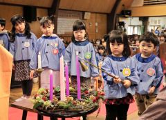 サンタからのプレゼントに笑顔　帯広聖公会幼稚園でクリスマス礼拝～師走スケッチ