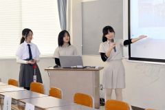日本語でシンガポールの教育や文化について紹介するシンガポールの高校生