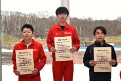 男子５０００メートルの表彰台。中央は優勝した立花英太郎（白樺学園）、左は２位の佐藤哲太（同）、右は３位の細川晃太郎（帯柏葉）