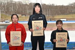 女子３０００メートルの表彰台。中央は優勝した小島楓（帯三条）、左は２位の奥秋智佳（白樺学園）、右は３位の藤岡日菜（帯農）