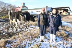 牛の健康に配慮し、搾乳ロボット導入に取り組んだ久保田代表社員（左）と戸叶主査