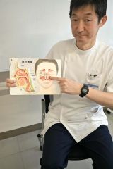 血管運動性鼻炎について説明する坂東医師