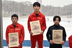 男子１０００メートルの表彰式。中央は優勝した久保颯大（白樺学園）、左は２位の辻本楓芽（同）、右は３位の日下賢将（帯三条）