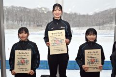 女子１０００メートルの表彰式。中央は優勝した河原莉緒（帯三条）、左は２位の奥秋静子（同）、右は３位の山田怜歩（同）