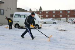 駐車場の雪を除雪する請負業者（１７日午前９時ごろ、市内西１０南１９。金野和彦撮影）