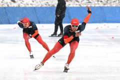 【男子１５００メートル】バックストレートで力強く加速する白樺学園の宮坂大地（右）。左は同走の藤中秀人（白樺学園）