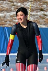 女子１５００メートルで優勝した小島楓（帯三条）がゴール後、チームメートの声援に笑顔で応える