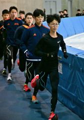 １年生ながら札幌山の手でメンバー入りした林柚杏（先頭）。全国高校駅伝に備え明治北海道十勝オーバルの走路で練習した