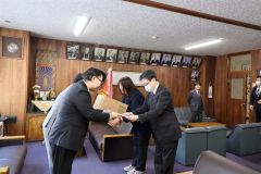 小野校長（右）に目録を寄贈する齋藤副会長（帯広西ロータリークラブ提供）